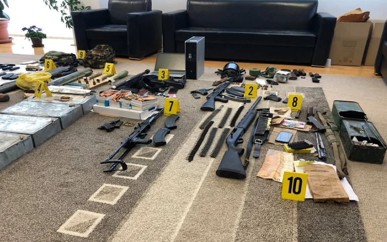 Operacioni “Stuhia” – arrestohen 7 persona, konfiskohen granata, armë të gjata dhe 5 arka me fishekë