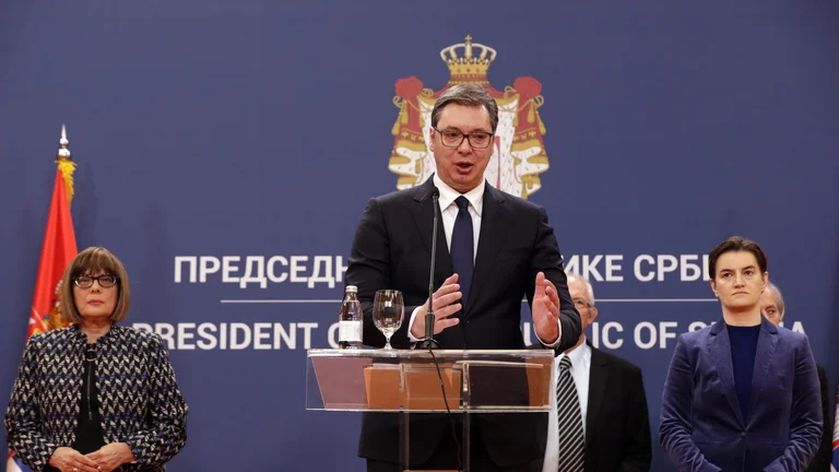 Shpërthen në lutje Vuçiq: Serbia vaksina plot por serbët po dyshojnë në to