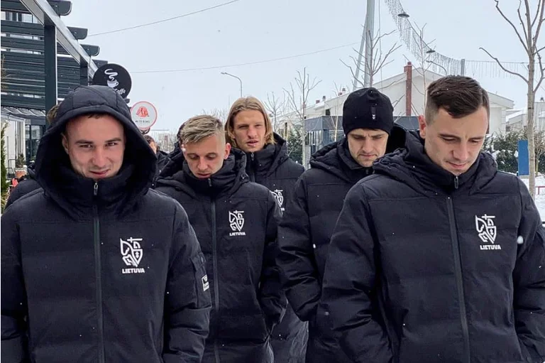 Lituanezët ‘të mërdhirë’ shëtitën rrugëve të Prishtinës, disa orë para ndeshjes me Kosovën