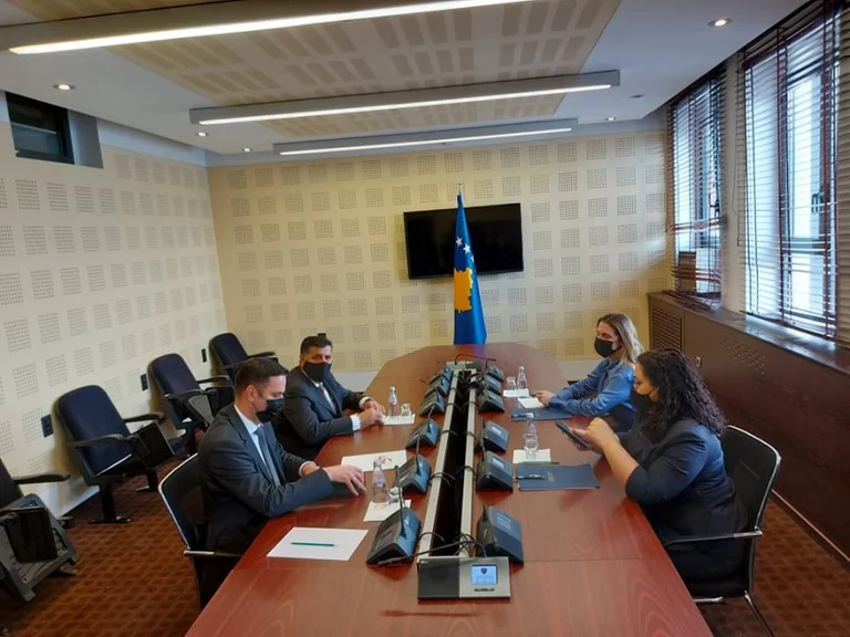 Nis takimi Osmani-Abdixhiku, a do bindet LDK t’ia jap votat për presidente?