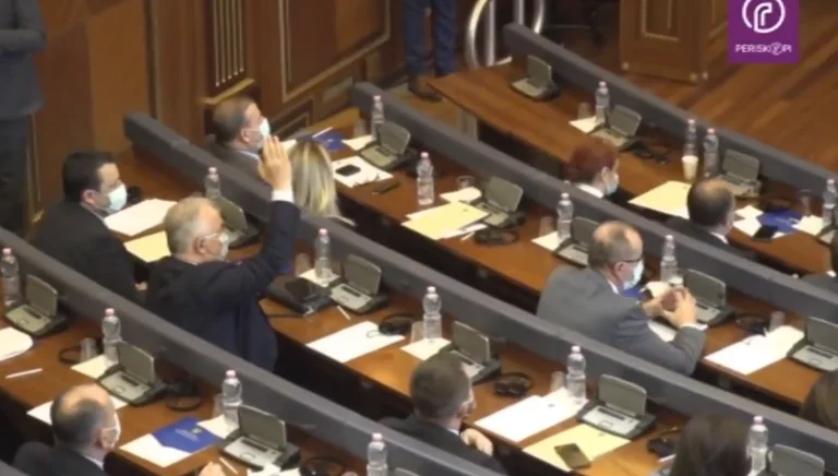 Surprizë, surprizë: Xhavit Haliti e voton Glauk Konjufcën kryetar të Kuvendit