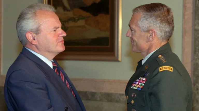 Wesley Clark tregon se çfarë kishte biseduar me Millosheviqin para se të nisnin bombardimet