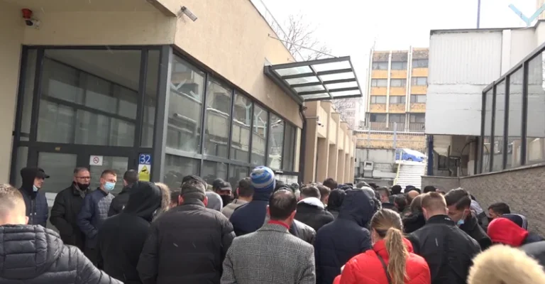 Radhë të gjata për një vulë apostile para MPJD-së, s’respektohen masat anti-Covid