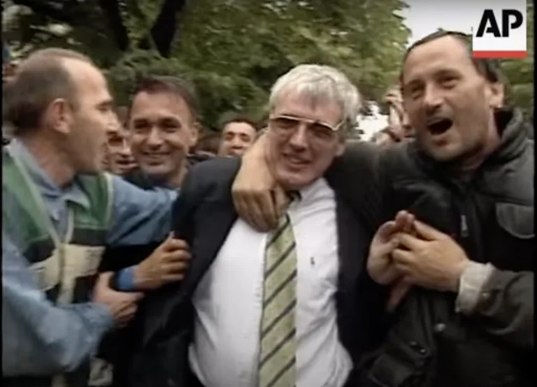 Jamie Shea: Operacioni rus për t’u pozicionuar në veri më 1999 ishte amatoresk