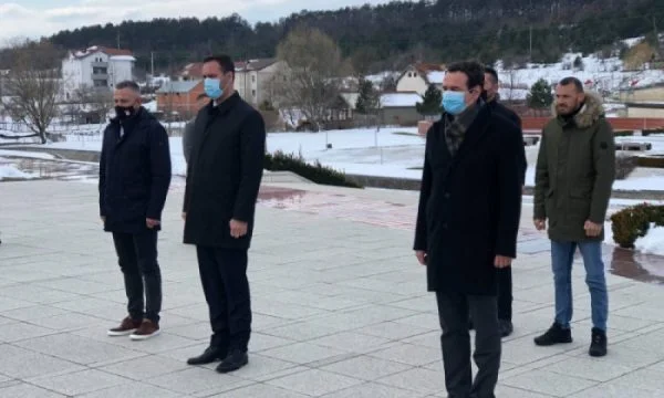 Kurti bashkë me ministrat bëjnë homazhe te varri i Rugovës, në Prekaz dhe Gllogjan