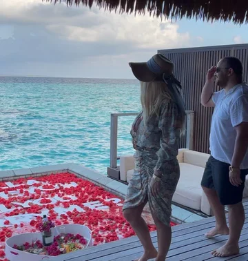Fjolla Morina n'arrête pas les poèmes de Maldivet, poseur nu sur le lit