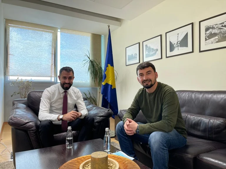 Ministri egjiptian kthen në zyre flamurin e Kosovës, i cili ishte hequr nga Goran Rakiç