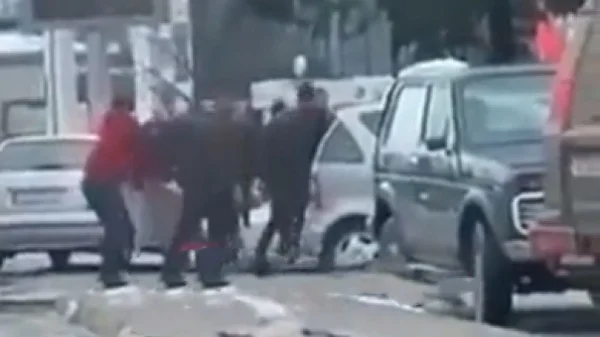 Pamje nga përleshja në Deçan ku shtatë persona u rrahën e u therën me thika