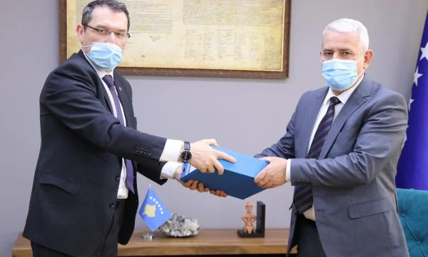 Agim Veliu nuk ia dorëzon detyrën Xhelal Sveçlës, por Gecaj