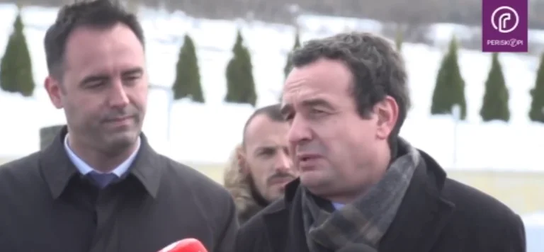 Kurti bashkë me Konjufcën homazhe në Prekaz: U kthyem te kryeqyteti i ngritjes sonë kombëtare