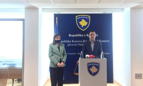 Selim Selimi e pret me lule Albulena Haxhiun