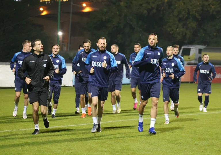 Kombëtarja e Kosovës sot zhvillon stërvitjen e parë para ndeshjes me Lituaninë