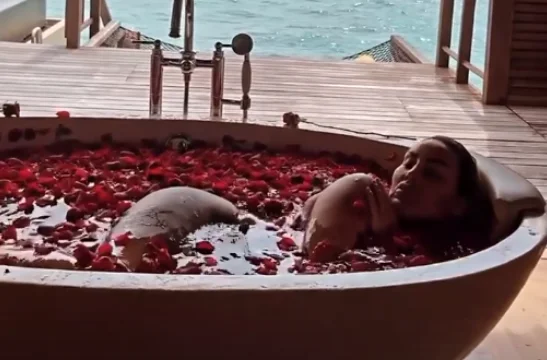Fjolla Morina posa desnuda de la bañera de rosas en Maldive