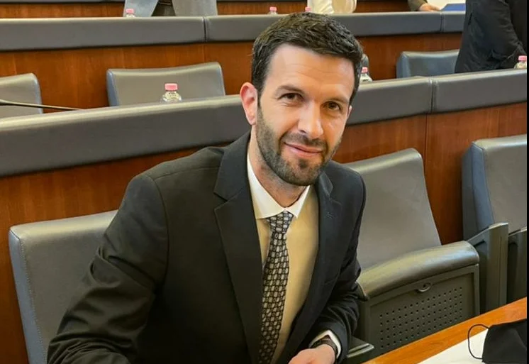 Deputeti i VV-së kthen lutjen arabe në shqip dhe nis mandatin: Me emrin e Allahut, Mëshiruesit, Mëshirëbërësit