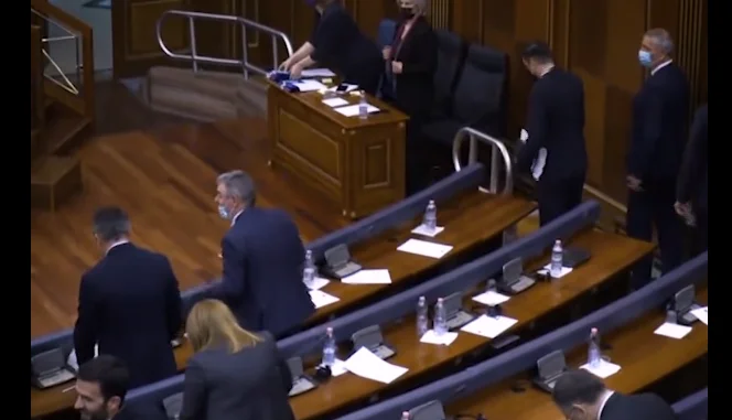 Kurti mban fjalimin e parë si kryeministër, opozita lëshon sallën