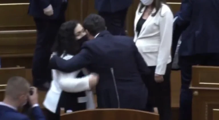 Pushteti i ri: Përqafime të ngrohta të Osmanit me Kurtin
