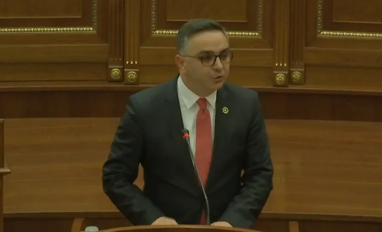 Tahiri nga AAK emocionalisht në Kuvend sulmon pushtetin e VV-së: Kurrë s’do të kemi shtet-parti