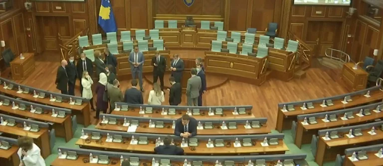 Regierungsabstimmungshör: Vetevendosje MPs startet im Parlament
