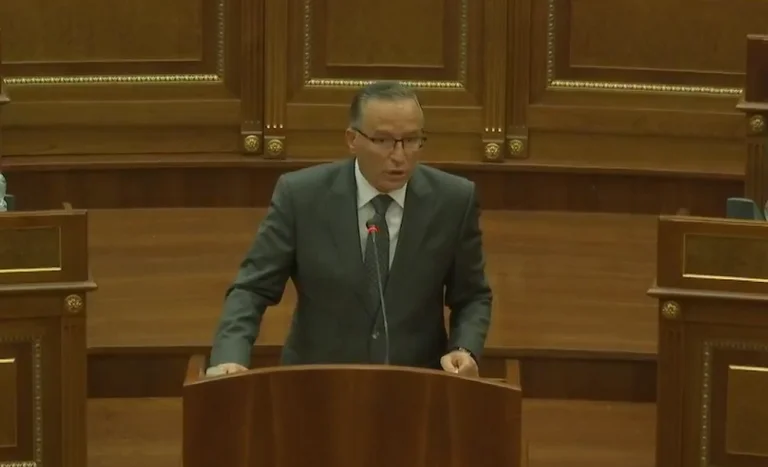 Hamza i përmend mungesat në ekspozenë e Kurtit: Ku është shërbimi ushtarak e ku fondi sovran?