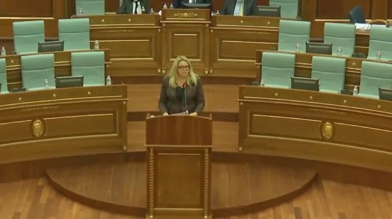 Kadrijaj për ekspozenë e Kurtit: Nuk kish ku me ditë çka, një buqetë dëshira