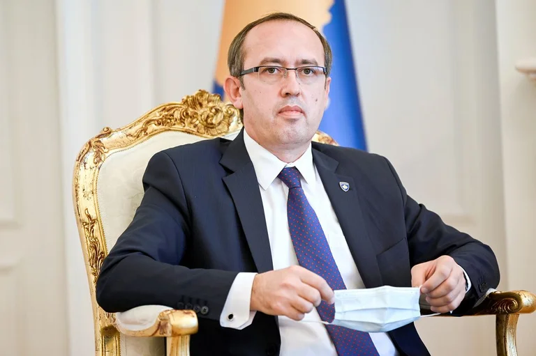 ​Hoti liroi nga detyra dy zëvendëskryemistra dhe katër ministra