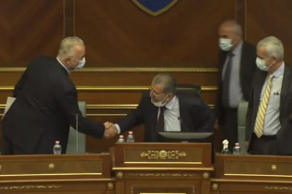 Pasi e votoi Konjufcën, Xhavit Haliti e përshëndetë ngrohtë Avni Deharin