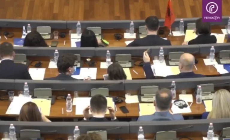 VV-së ia ‘humb’ pushteti flamujt kuq-e-zi: Veç Glauk Konjufca e mban një
