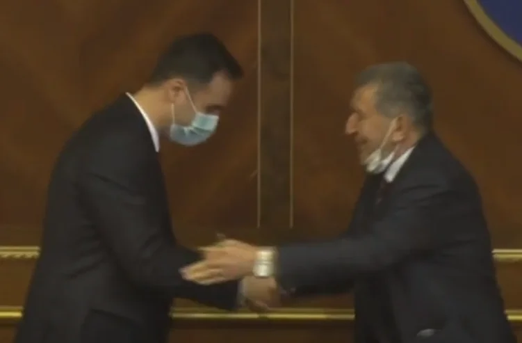 Konjufca i respekton me dy deputetë përshëndetjet anti-Covid, s’i durohet me të tretin