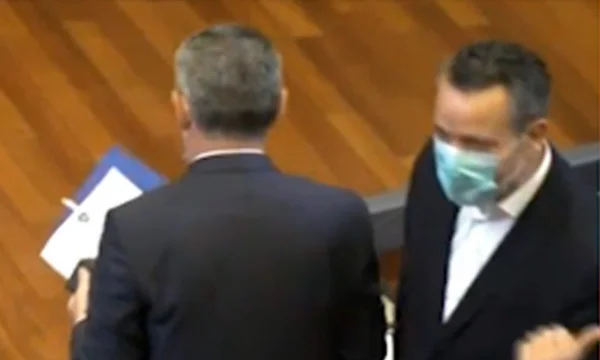 Arben Gashi ngacmon Faton Pecin, i thotë: Ulu kah LDK-ja