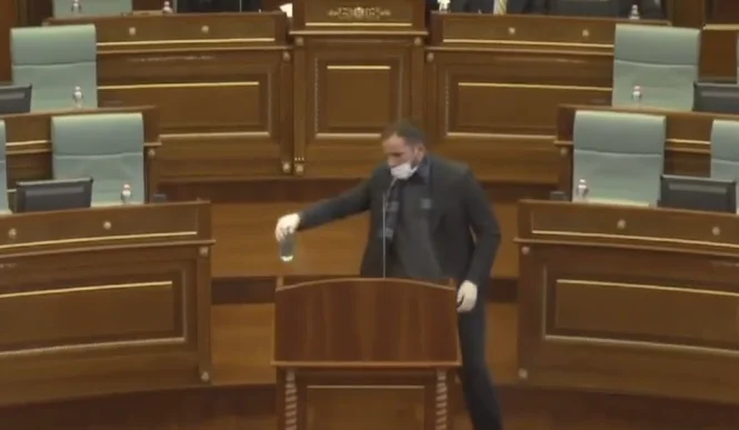 Deputetët e rinj ‘çaraveshin’ masat anti-Covid: I respektojnë disa, s’i respektojnë disa tjera