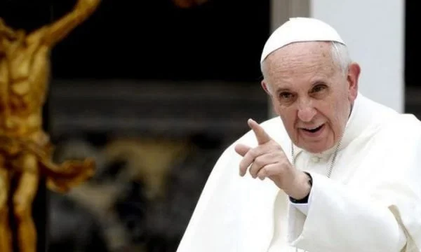 Papa: Të gjithë njerëzit duhet të kenë qasje në ujë të pijshëm