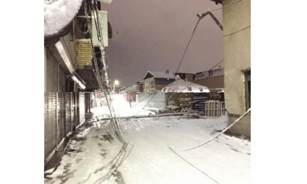 Rrëzohet shtylla elektrike në lagjen Tophane të Prishtinës