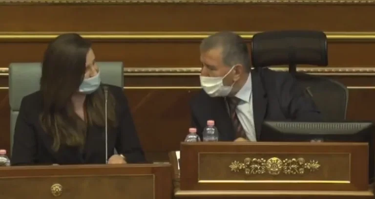Avni Dehari i VV-së dhe Adelina Grainca e PDK-së udhëheqin seancën