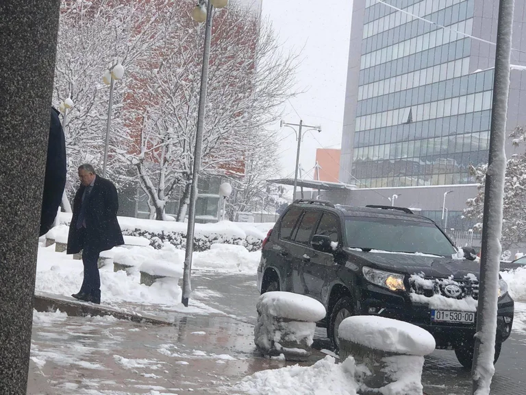 Agim Veliu arrin në Kuvend, betohet për herë të parë si deputet