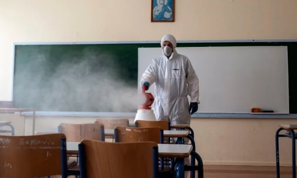 Mbi 4.200 punëtorë të arsimit me Covid-19, në shkolla mungojnë maskat dhe dezinfektues