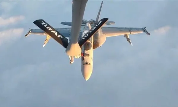 Avioni turk furnizon me karburant avionët luftarakë amerikanë gjatë fluturimit