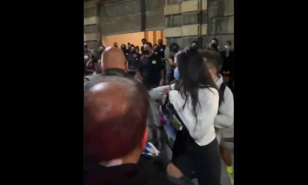Dua Lipës i vërsulet meksikanja, ndërhyn sigurimi