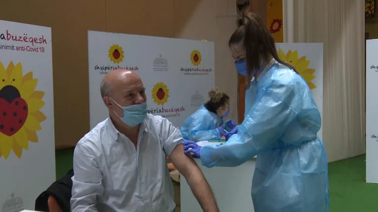 “Jena një”, vazhdon në Kukës vaksinimi i mjekëve nga Kosova