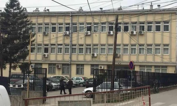 “Kur të kthehem, nëse ju gjej në banesë do t’ju vras” – Gjykata vendos për djalin nga Prizreni që i kërcënoi prindërit