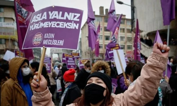 Në Turqi protestohet kundër tërheqjes nga Konventa që i mbron gratë