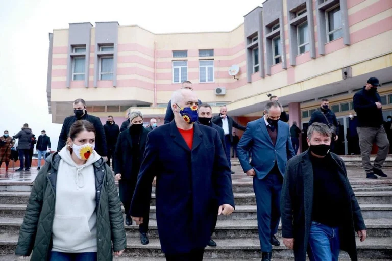 Enver Hoxhaj falenderon Shqipërinë dhe Ramën për vaksinimin e mjekëve kosovarë