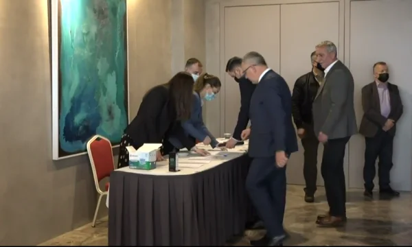 Abdixhiku mbërrin në mbledhjen e LDK’së shoqërohet nga Quni e Imri Ahmeti