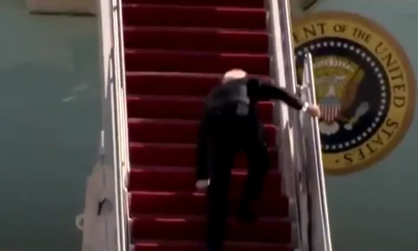 E sikletshme: Biden merr në thua gjatë hipjes në aeroplan, rrëzohet dy-tri herë