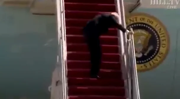 Dalin pamje tjera ku shihet Biden teksa rrëzohet dy-tri herë