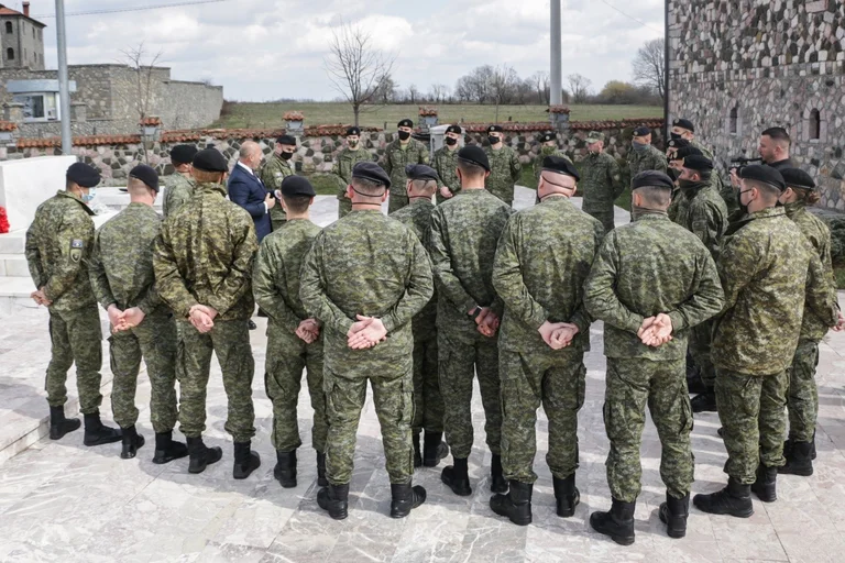 Ramush Haradinaj rrethohet nga ushtarët e Kosovës në shtëpinë e tij në Gllogjan