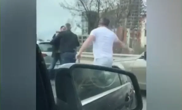 Ndalin veturat dhe nisin grushtet: Pamje të shëmtuara të dy personave që rrahen në Prishtinë (VID)