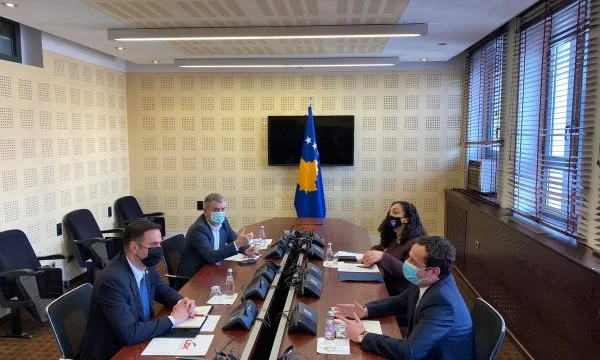 Nis takimi Abdixhiku-Kurti në Kuvend: E pranishme edhe Vjosa Osmani me Kujtim Shalën