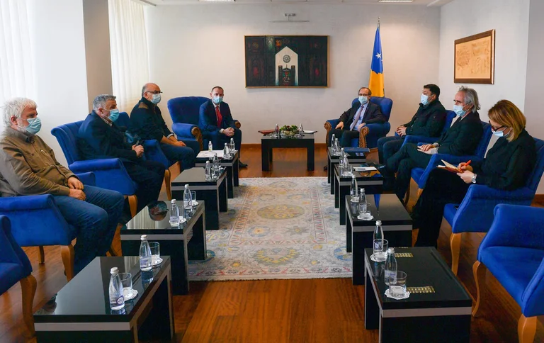 Pas dy ditësh me mbi 700 raste, kryeministri Hoti paralajmëron vendimin për masat në ora 15:00