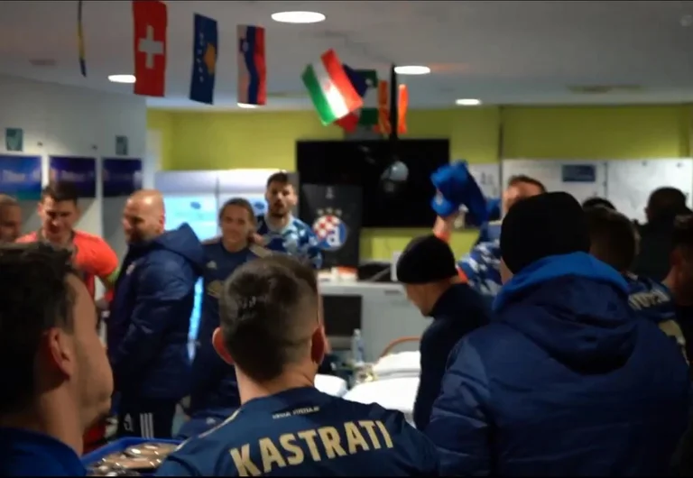 Flamuri i Kosovës në zhveshtoren e Dinamo Zagrebit gjatë festës pas triumfit magjik kundër Tottenhamit