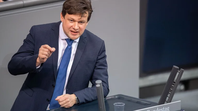 Lëkundje te blloku i Merkelit: Konflikti i interesit çon në dorëheqje deputetin
